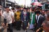 Jokowi Kunjungi Padepokan Anti-Galau Ujang Busthomi, Jalan Kaki 1 Km Sapa Warga Cirebon
