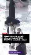 Hujan Deras, Jemaah Umrah Tetap Tawaf di Masjidil Haram