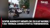 Viral! Tolak Kabur Usai Nyenggol, Sopir Angkot Nekat Gelantungan di Kap Mobil