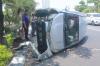 Kecelakaan di Surabaya, Minibus Dikemudikan Emak-Emak Tabrak Pohon hingga Terguling