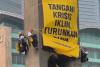 Greenpeace Bentangkan Spanduk di Bundaran HI Singgung Krisis Iklim, Istana Buka Suara