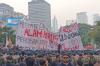 Dilarang ke Bundaran HI, Mahasiswa Bentangkan Spanduk Raksasa Hutan Bukan Milik Oligarki