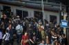 Berbahaya, Penumpang Menumpuk di Stasiun Duri Semakin Banyak - Bagian 3