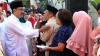 Nyoblos di TPS 03 Gayungan, Gus Ipul Pamer 2 Jari Bertinta - Bagian 4