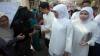 Kompak Berbaju Putih, Khofifah dan Keluarga Nyoblos di TPS 16 Jemursari - Bagian 5