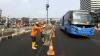 Beton Pembatas Jalur Busway di Jalan Jenderal Sudirman Mulai Dipasang - Bagian 1