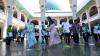Shireen Sungkar Bantu Mengepel Halaman Masjid Nasional Al-Akbar Surabaya - Bagian 1