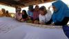 Peserta Wonderful Sail Indonesia 2018 Belajar Membatik Khas Bawean - Bagian 2