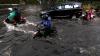 Diguyur Hujan, Jalanan di Surabaya Terendam Banjir - Bagian 5