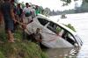 Mobil Terjungkal dari Atas Rakit di Sungai Konaweha, 3 Orang Meninggal - Bagian 1