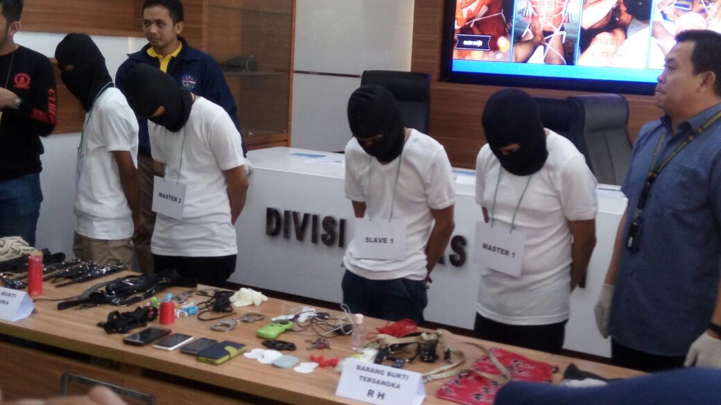 Polisi Tangkap Pelaku dan Penyebar Konten Pornografi BDSM di Facebook
