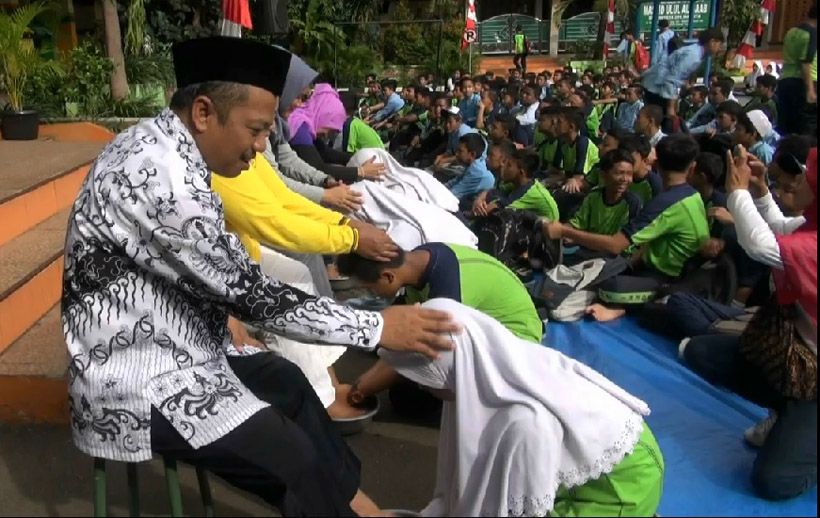 HUT PGRI, Siswa Basuh Kaki Guru