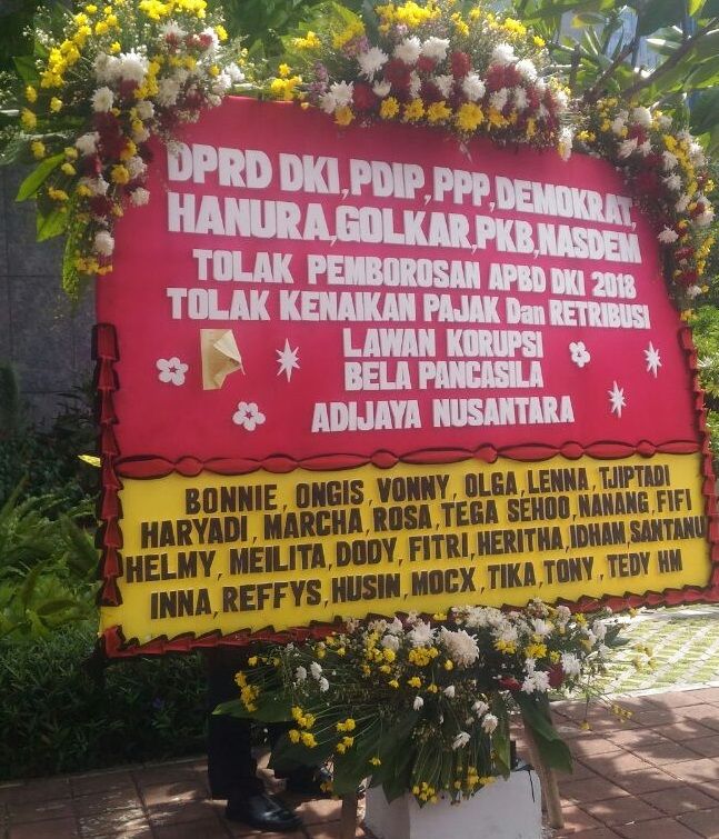 Karangan Bunga Pesan Tolak Korupsi Hiasi Kolam Air Mancur DPRD DKI