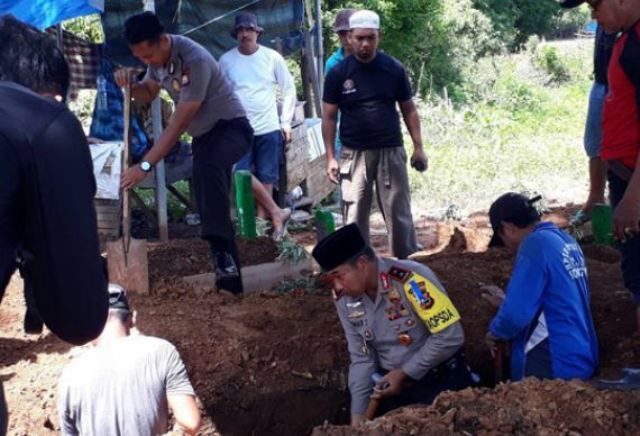 Aksi Kapolda Sulsel, Ikut Gali Kubur dan Angkat Jenazah Warga