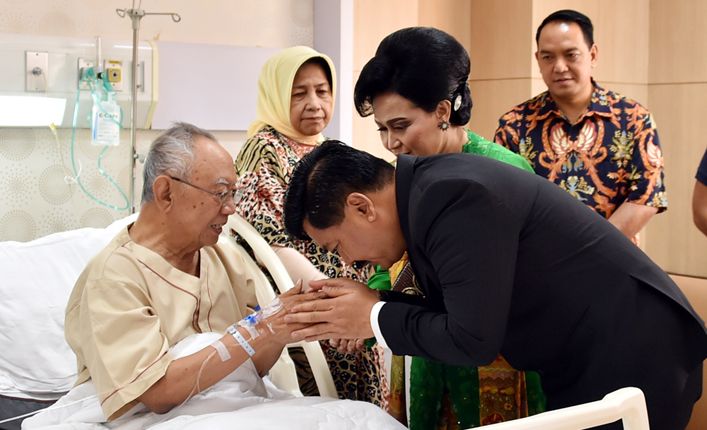 Panglima TNI Besuk Gus Sholah di RSPON