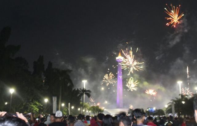 Malam Pergantian Tahun di Monas, 1.000 Kembang Api Manjakan Pengunjung