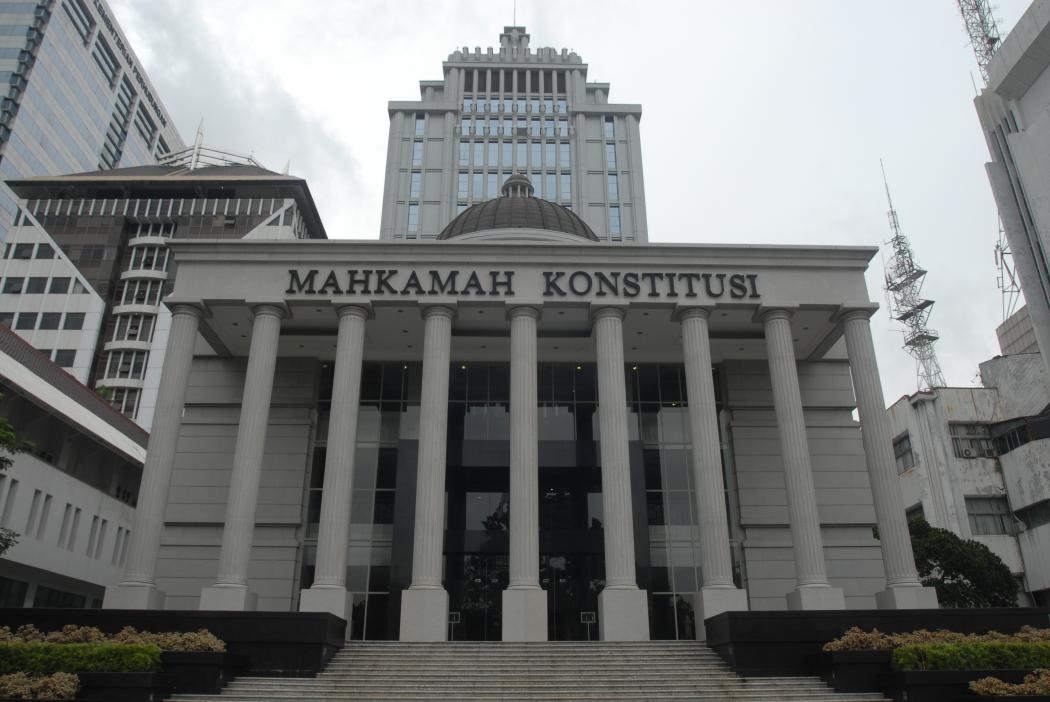 MK  Bolehkan Karyawan Nikahi Teman   Satu Kantor