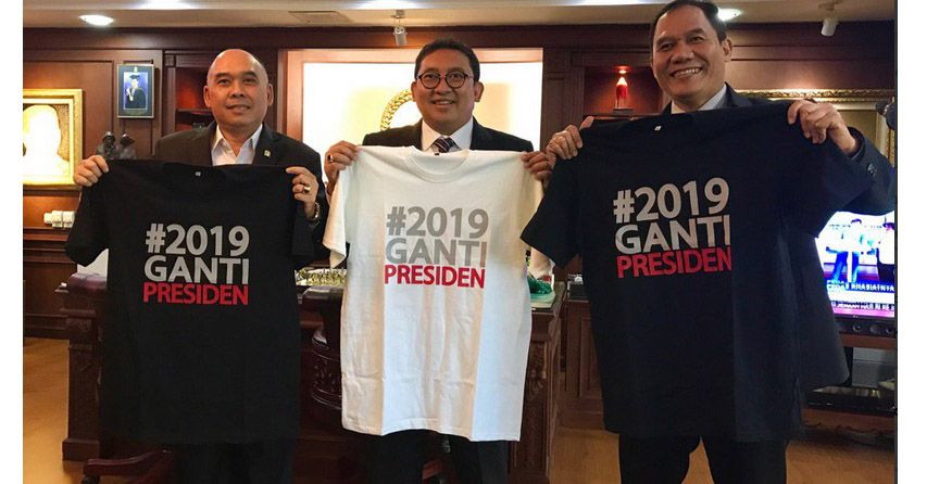 Senyum Lebar Fadli Zon Pamerkan Kaus #2019GantiPresiden