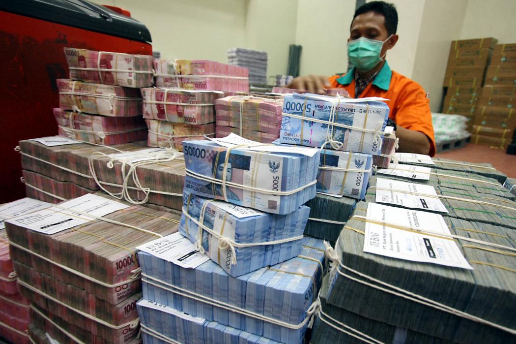 Dolar AS Makin Perkasa, Rupiah pun Anjlok Ditutup di Rp13.580 per USD