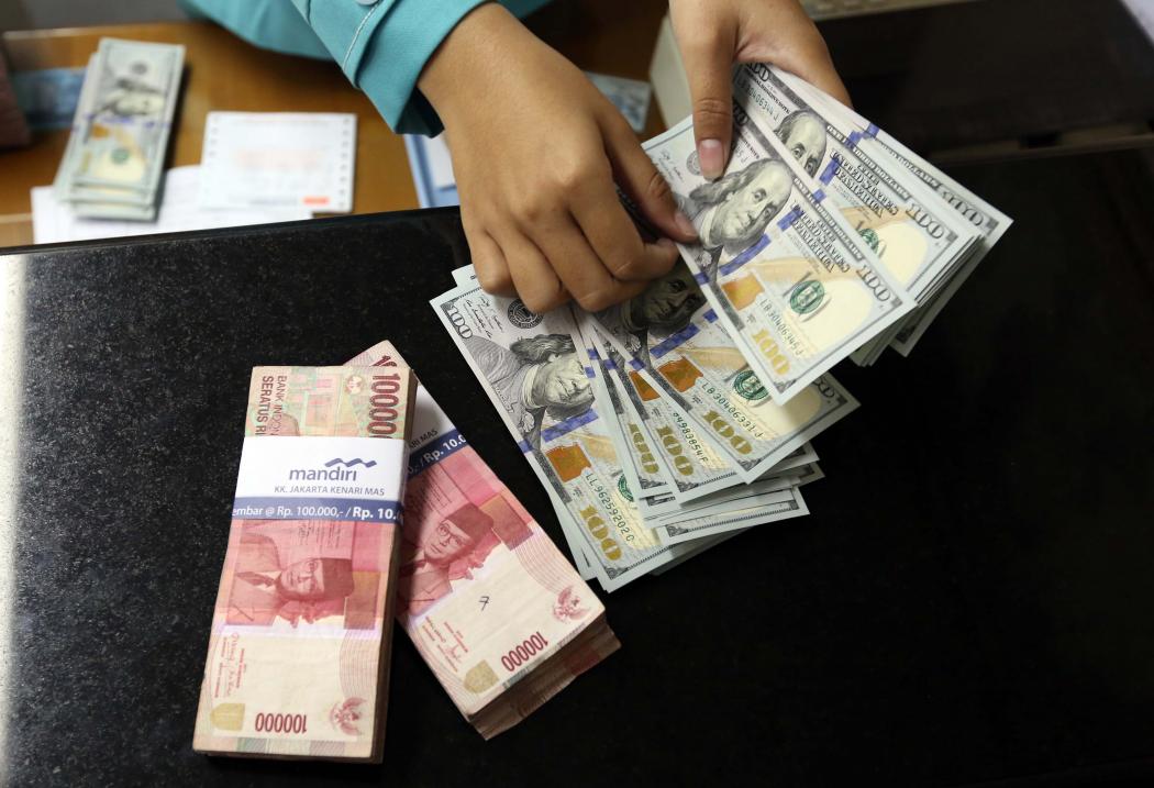 Rupiah Ambruk, Menteri Darmin Tak Khawatir dengan Utang Luar Negeri