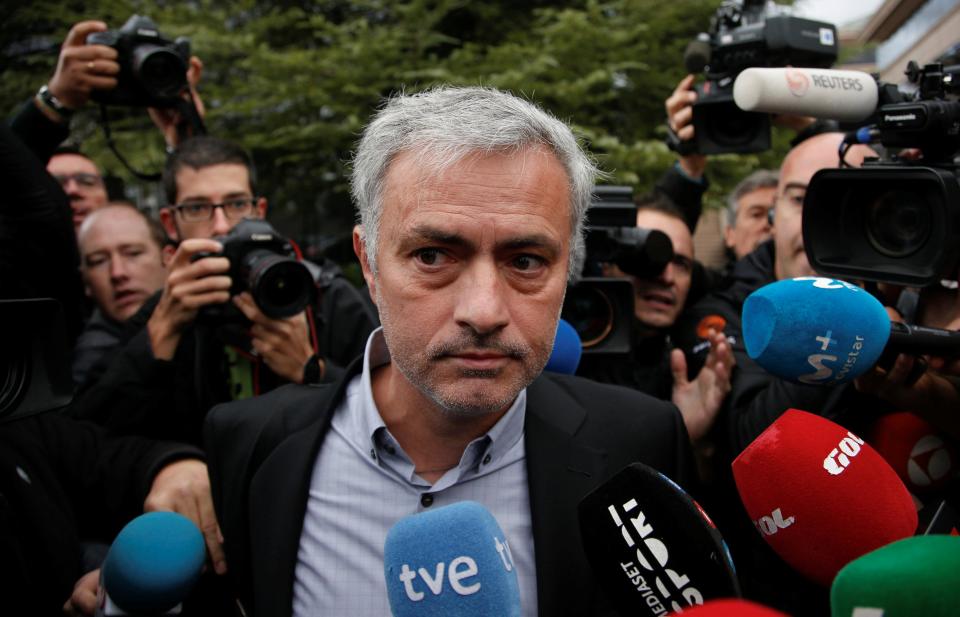 Tersinggung Kritikan, Mou Ogah Temui Fans MU
