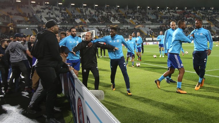Tendang Pendukung, Evra Diusir Sebelum Laga Dimulai