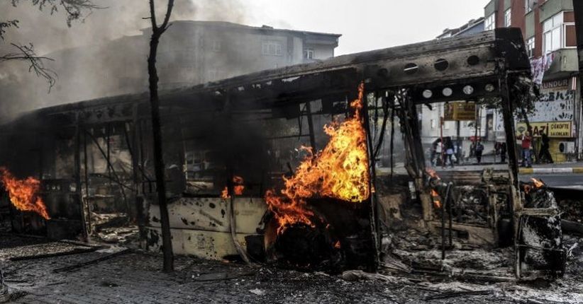Bus Angkut Imigran Ilegal Tabrak Tiang dan Terbakar, 17 Orang Tewas