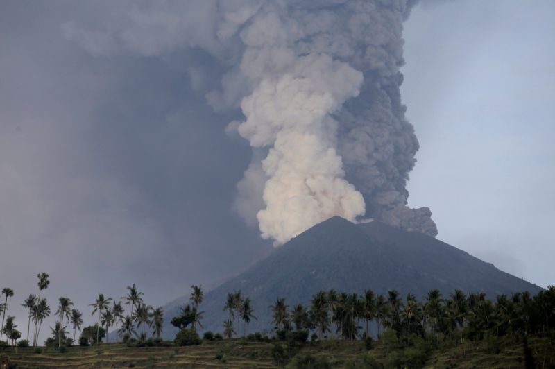 Gunung Agung Erupsi, Semburkan Abu Vulkanis Setinggi 700 Meter