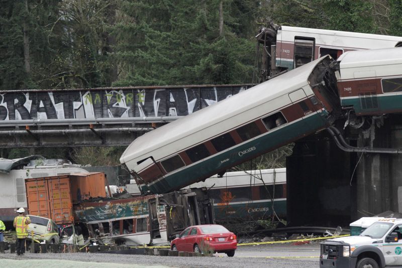 Kereta Amtrak Anjlok dan Timpa 7 Kendaraan di AS, 3 Orang Tewas