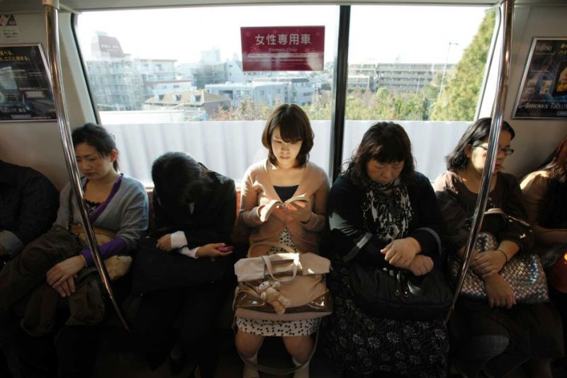 Cara Jepang agar Perempuan Hamil Mudah Dapat Tempat Duduk di Kereta