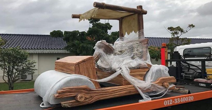 Senangnya, Sultan Malaysia Dapat Hadiah Mobil The Flintstone