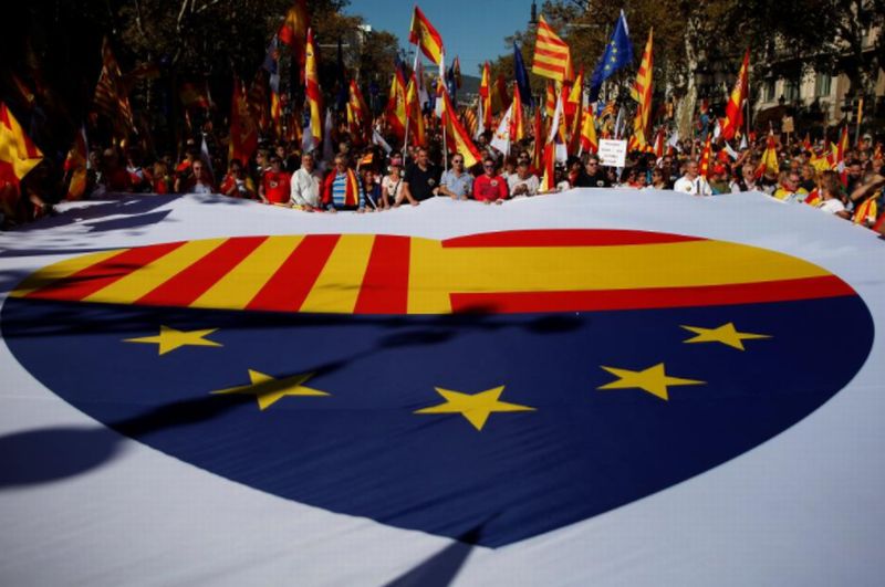 Ratusan Ribu Warga Catalonia Suarakan Persatuan Spanyol