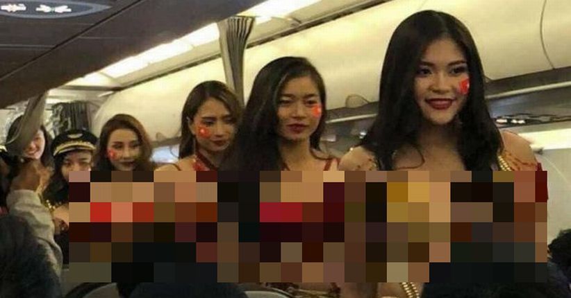 Heboh, Timnas U-23 Vietnam Disuguhkan Model Berbikini di Pesawat