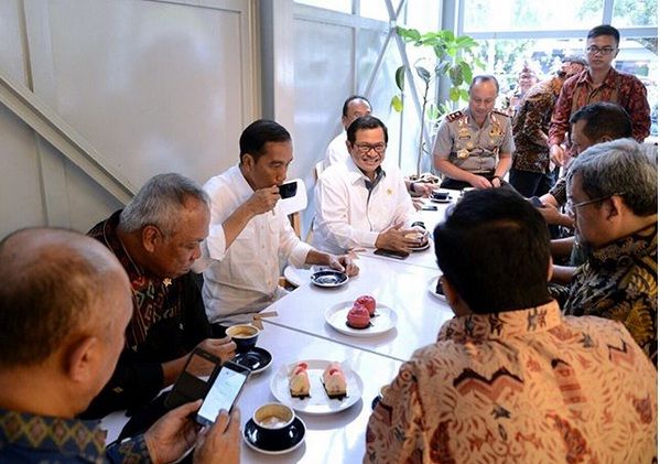 Presiden Jokowi Menikmati Kopi Gunung Puntang Termahal di Dunia