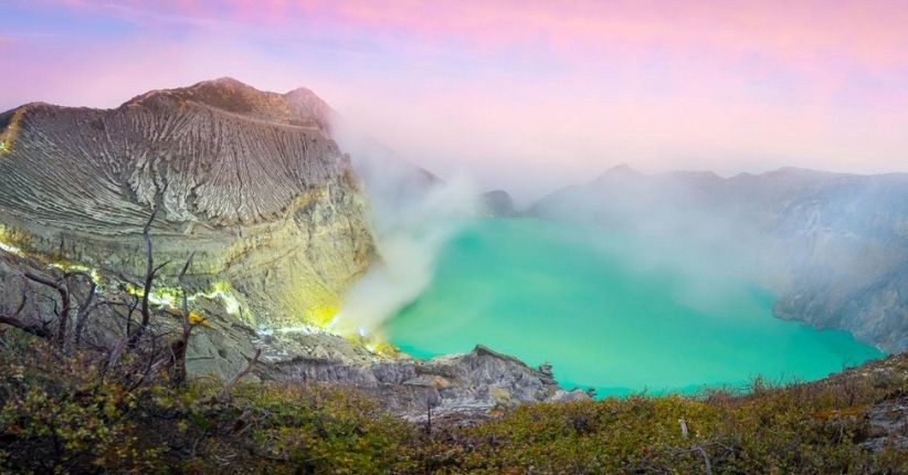 Indahnya Pemandangan Blue Fire di Kawah Ijen yang Mendunia
