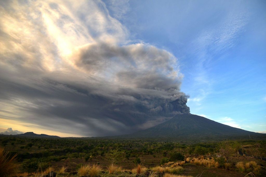 Gunung Agung Meletus, Menpar Imbau Hotel dan Penerbangan Beri Diskon