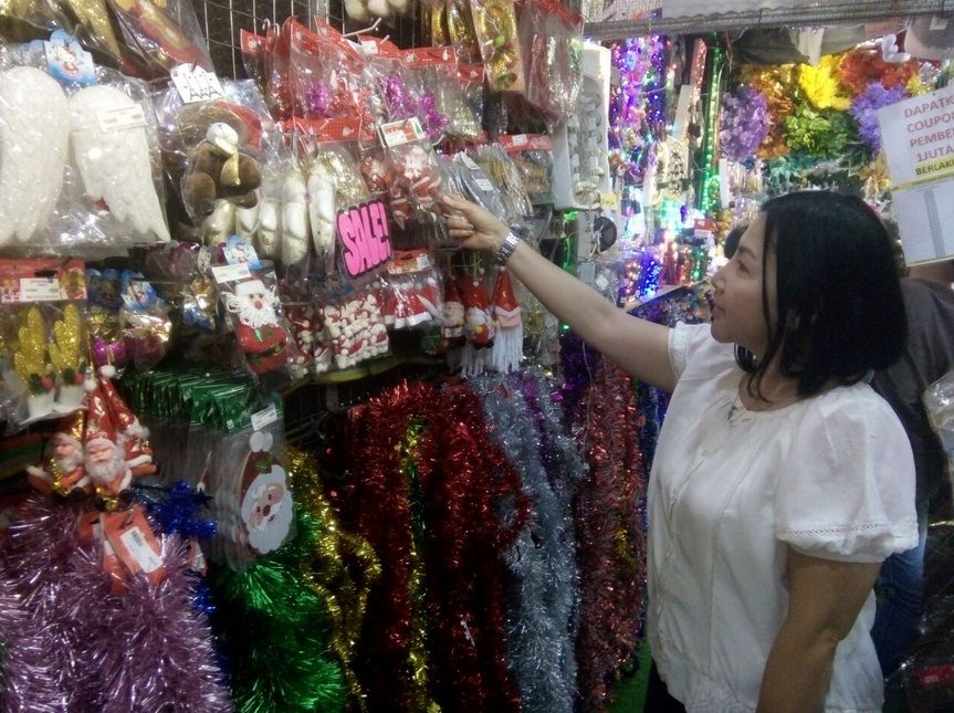 Semarak Toko Pernak-pernik Natal di Pasar Asemka