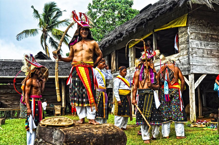 Oleh-Oleh Sumba yang Ikonik, Ukiran Tulang hingga Tenun Ikat