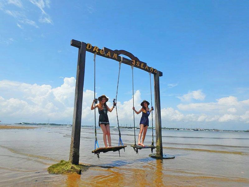 Aksi Bersih Pantai Mertasari Sambil Menikmati Pesona Bali