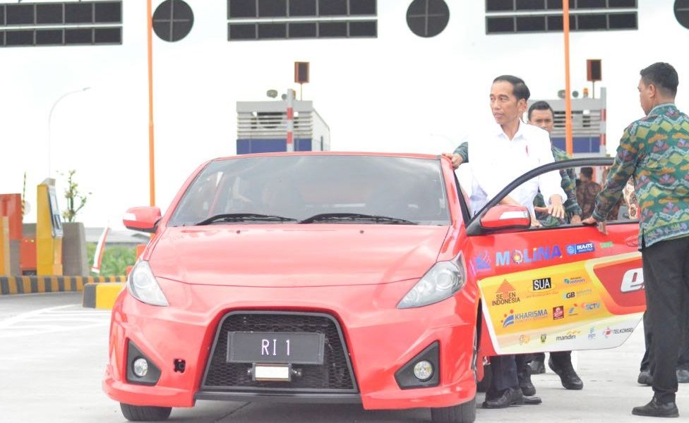 Setelah Esemka, Jokowi Dorong Mobil Listrik Masuk Industri