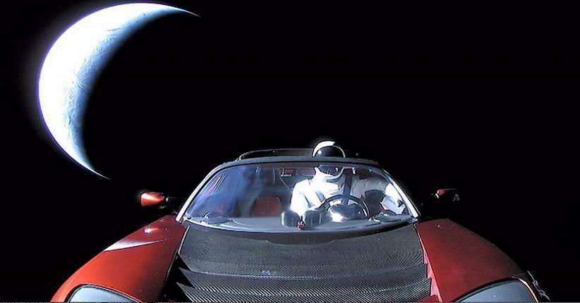 Ketika Teleskop Lihat Mobil Tesla Roadster Terbang Melintas Antariksa 