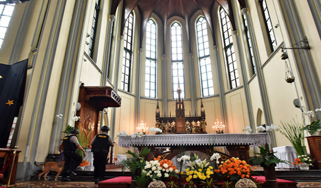 15.000 Umat Ikuti Misa Natal di Gereja Katedral 