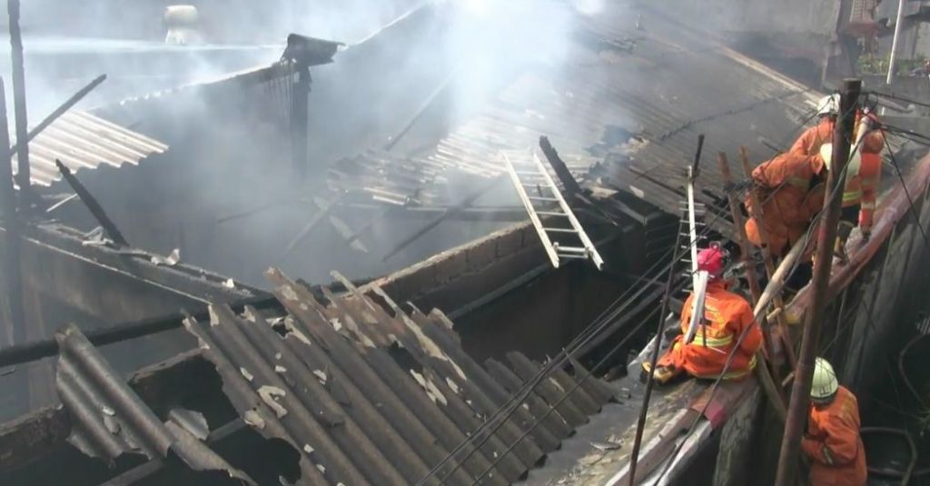 Gudang Penyimpanan Besi Tiang Listrik di Kemayoran Terbakar