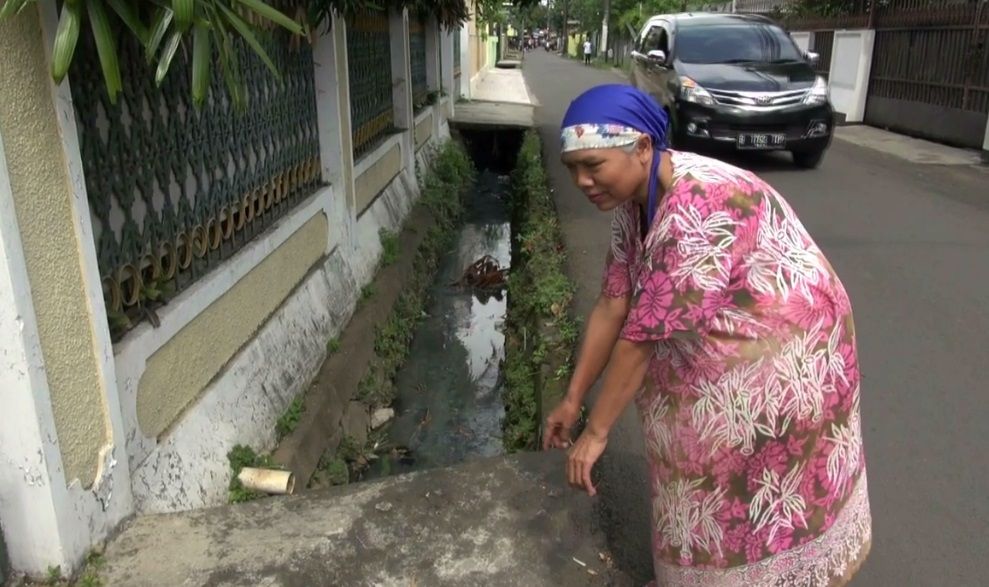Warga Duren Sawit Temukan Bayi Lucu dalam Kardus di Pinggir Jalan 