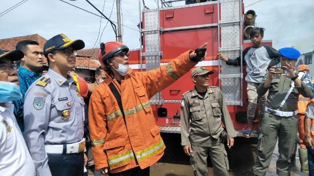 Gubernur Anies Kunjungi Lokasi Kebakaran di Taman Kota 