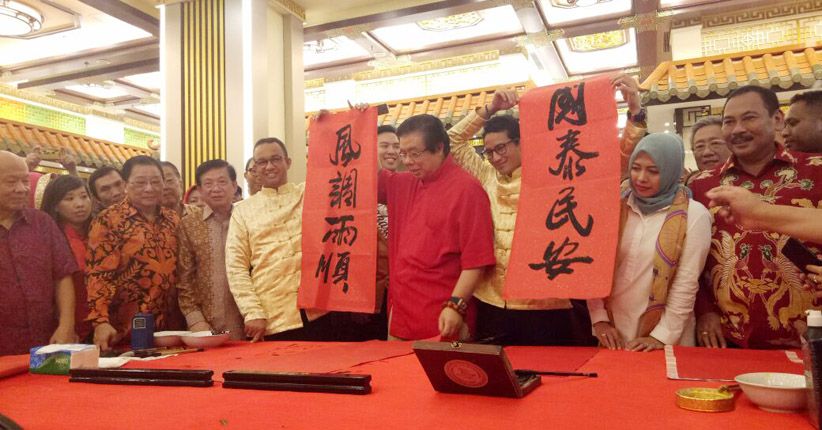 Anies-Sandi Pakai Baju Cheongsam Warna Emas di Festival Cap Go Meh  