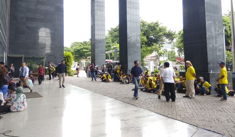 Sidang Tipikor Ditunda Sementara, Sejumlah Orang Orasi Dukung Setnov