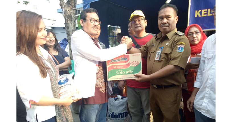 Perindo Salurkan Bantuan untuk Korban Kebakaran di Jembatan Besi