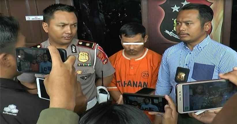 Sebar Foto Polisi Telanjang Dada di Medsos, Pria Diduga Gay Dibekuk