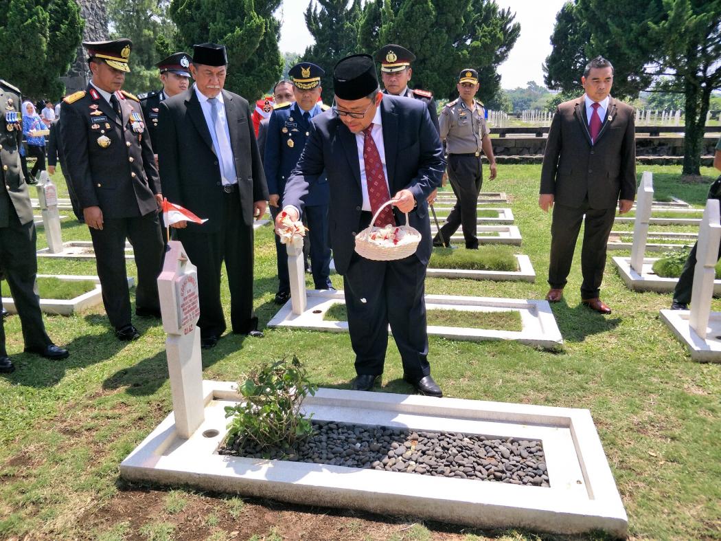 Hargai Jasa Pahlawan, Aher Ajak Generasi Muda Terus Ukir Prestasi 